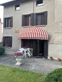 Casa di abitazione su tre livelli con pertinenze