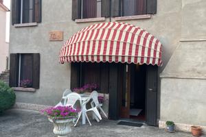 Casa di abitazione su tre livelli con pertinenze