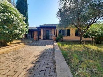 Villa di 305 m² con più di 5 locali a Cecina