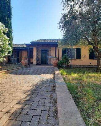 Villa di 305 m² con più di 5 locali a Cecina