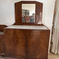 Comó in legno con base in marmo