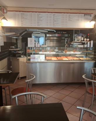 Attività di pizza al taglio in centro storico