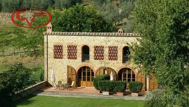 Villa di 256 m² con più di 5 locali a Bucine