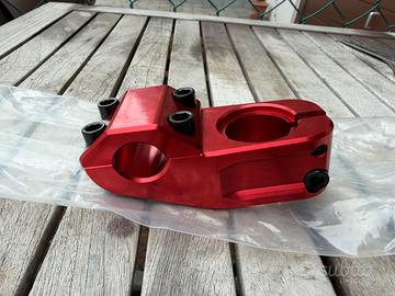 Attacco manubrio alluminio rosso