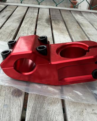 Attacco manubrio alluminio rosso