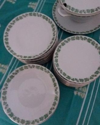 Servizi di piatti posate bicchieri