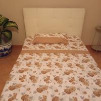 letto con contenitore a una piazza e mezzo.