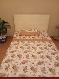 letto con contenitore a una piazza e mezzo.