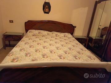 letto matrimoniale e due comodini