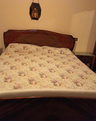 letto matrimoniale e due comodini