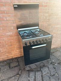 Cucina a gas con forno elettrico