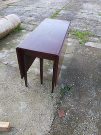 Tavolo  allargabile  in mogano  massello 