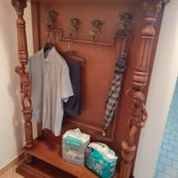Mobile attaccapanni in legno.