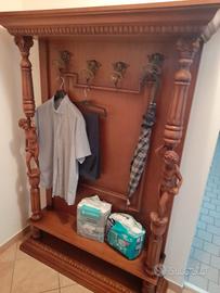 Mobile attaccapanni in legno.