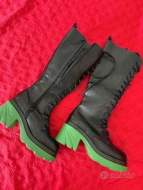 Stivali con plateau neri suola verde – stile chunk