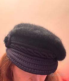 Caldo, soffice e leggero cappello nero con tesa.