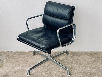 Poltroncina “Soft pad group (EA 208)” degli Eames