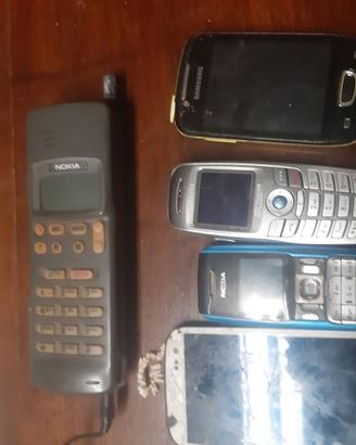 Cinque telefoni vecchi o rotti
