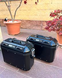 Supporto e valigie nere alluminio Givi per moto