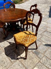 Tavolo e quattro sedie in legno massello