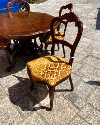 Tavolo e quattro sedie in legno massello