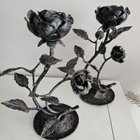 Coppia di portacandele rosa in ferro battuto 