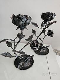 Coppia di portacandele rosa in ferro battuto 