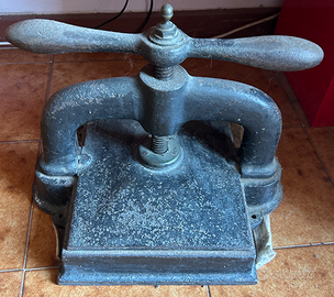 Pressa antica in ferro