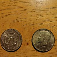 Due monete da 1/2 dollaro USA