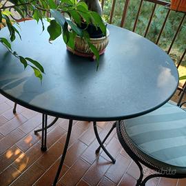 Arredo giardino tavolo e due sedie 