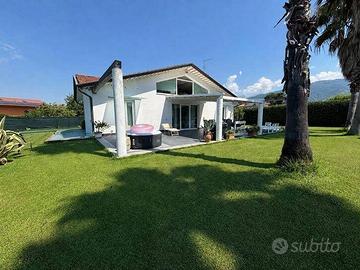Villa di 160 m² con 5 locali a Massa