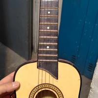 Chitarra giocattolo