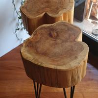 Comodino/tavolo lavorato a mano in legno di tasso