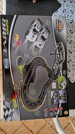 pista supe drive con due macchinine per bambini.
