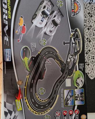 pista supe drive con due macchinine per bambini.