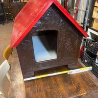 Cuccia per cane in legno con tetto in ferro