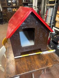 Cuccia per cane in legno con tetto in ferro