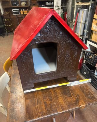 Cuccia per cane in legno con tetto in ferro