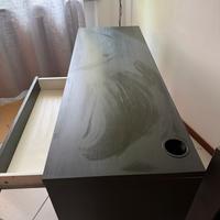 Scrivania nera ikea con sedia