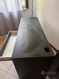 Scrivania nera ikea con sedia