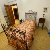 Letto in ferro battuto colore bordeaux