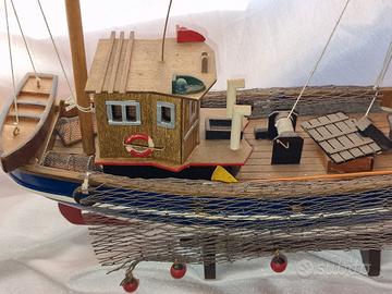 modellino barca in legno