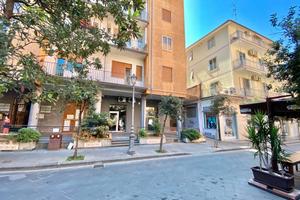 Locale commerciale di 360 mq circa su vari livelli