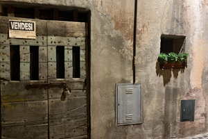 Canino centro storico magazzino con grotte