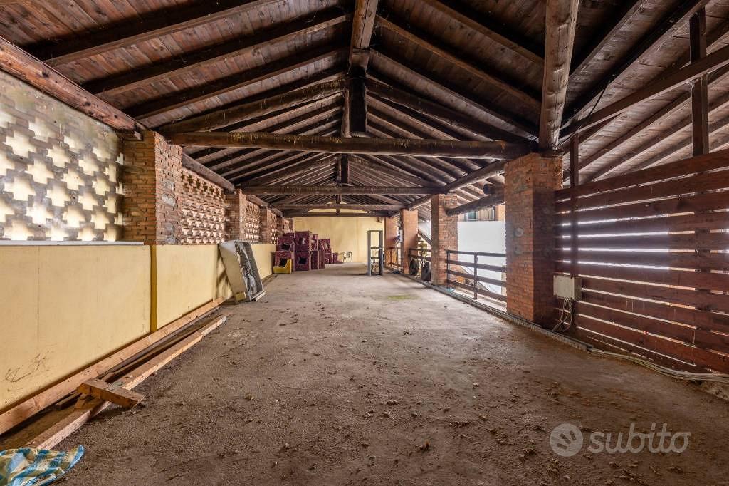Rustico / Casale di 1236 m² con più di 5 locali a - Vista 2