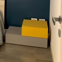 Comodino grigio e giallo