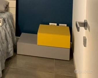 Comodino grigio e giallo