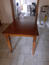 Tavolo in legno con 4 sedie