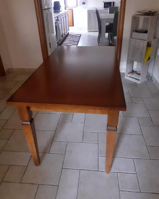Tavolo in legno con 4 sedie