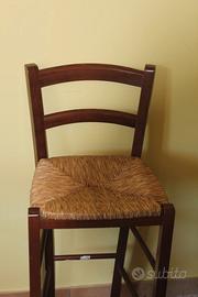 Sgabelli in legno e paglia